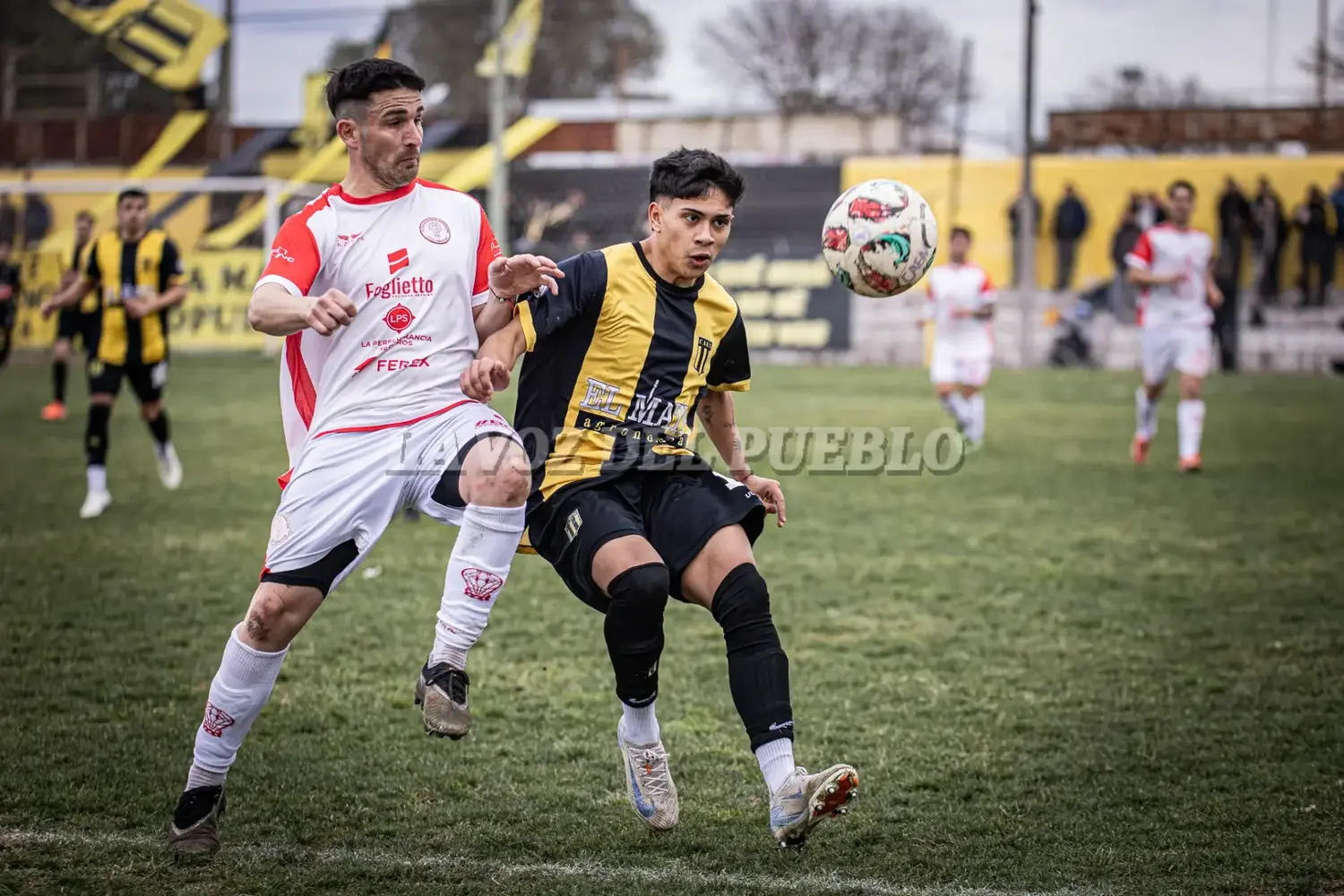 D’Annunzio de Huracán y Ozan de El Nacional disputan la tenencia de la pelota