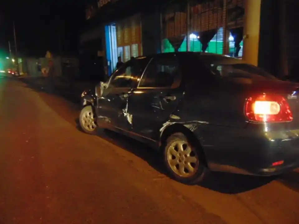 Choque entre auto y camión en ruta 8 y Dante Alighieri