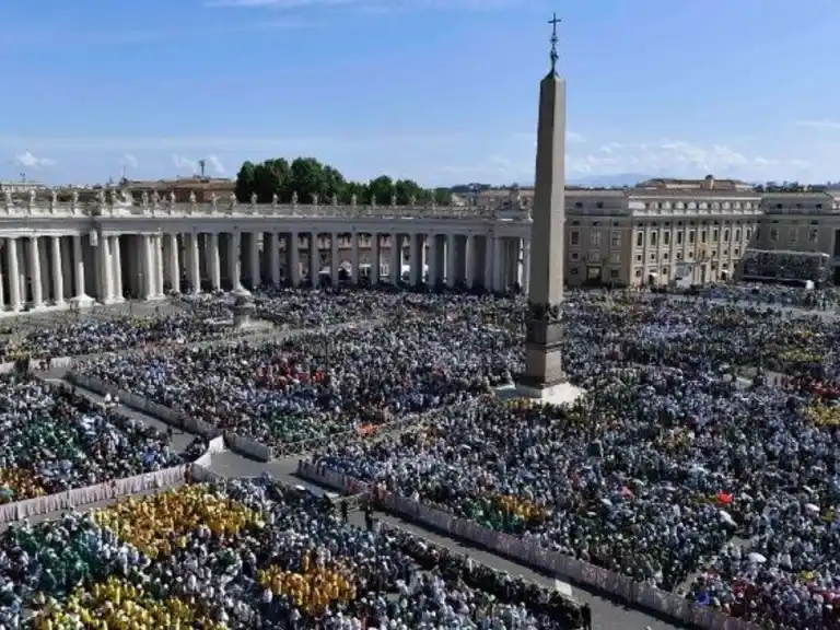 Debido a la afluencia de público, unas 50.000 personas quedaron fuera de la plaza.