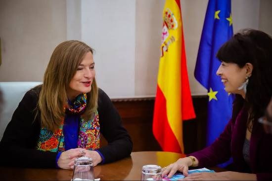Estela Díaz junto a Ana Redondo García en España.