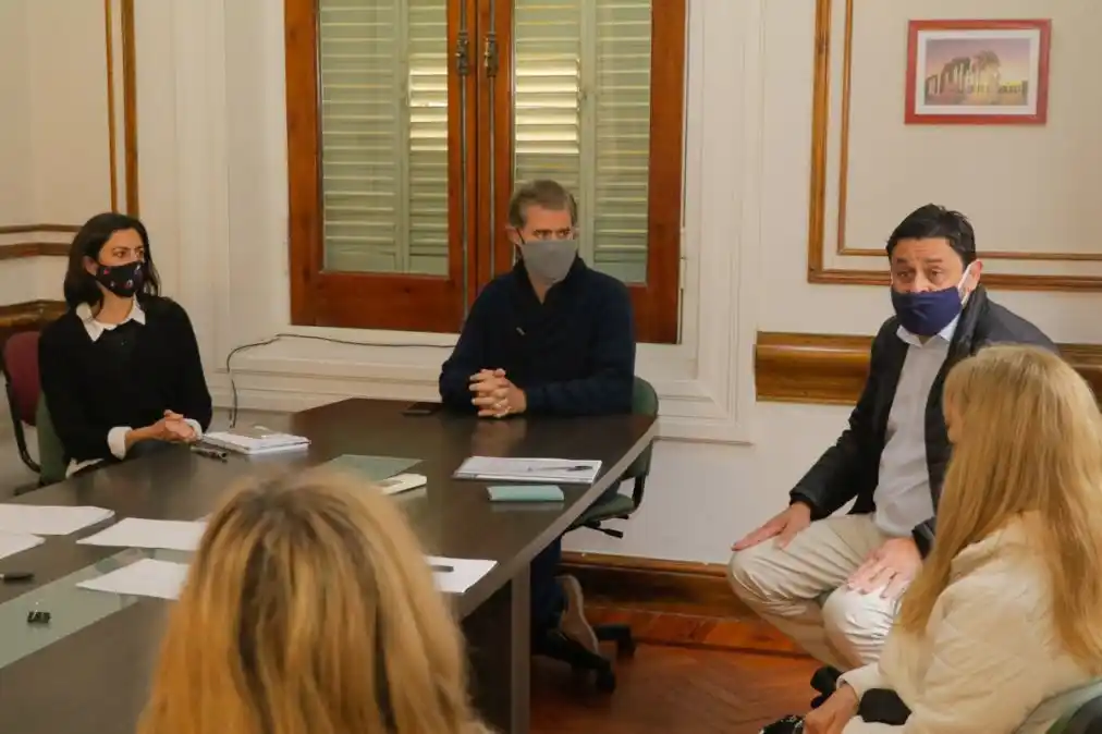 Herlax, Piaggio y Silva entregan los microcréditos del programa Acompañar 