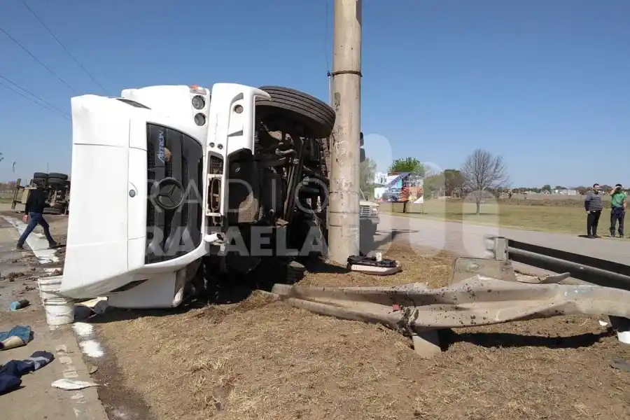 Espectacular accidente en Ruta 1: un camión terminó volcado y el tránsito se encuentra interrumpido