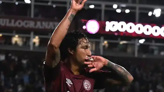 Lanús festejó de local y dio el salto a la cima