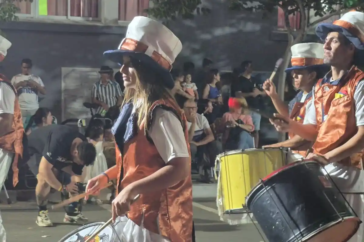 Murgas de Gualeguaychú participaron del desfile inaugural del Carnaval 2026 en Fray Bentos