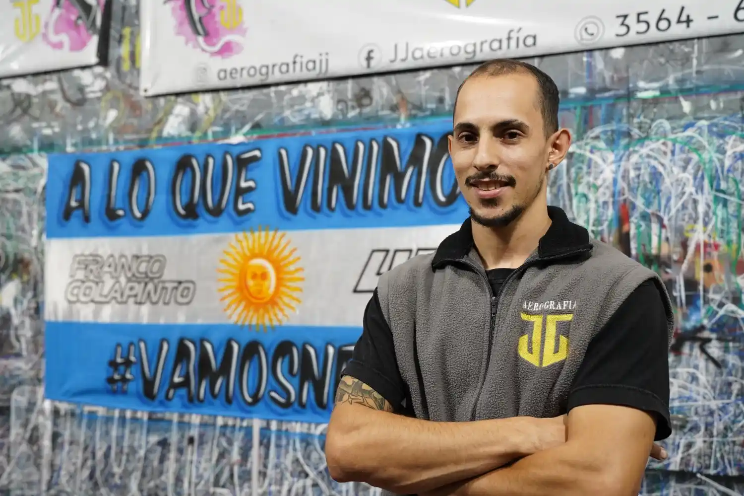 Joaquín comenzó haciendo la bandera de su "promo" y ahora vive de eso.