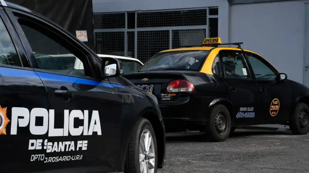 Por falta de patrulleros, policías rosarinos persiguieron a ladrones en un taxi