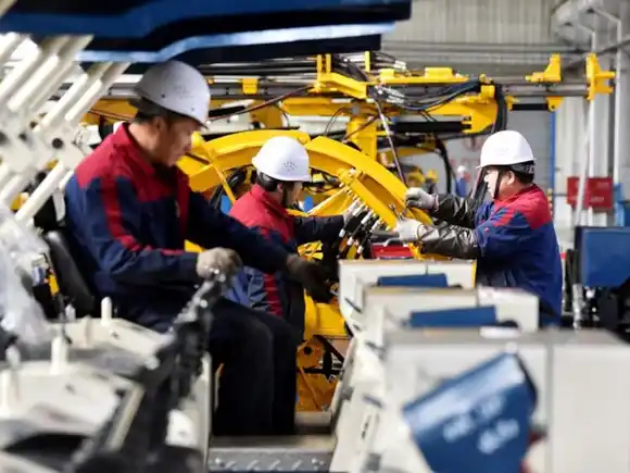 Economía china: la producción industrial y del consumo registraron sus niveles más bajos en casi un año