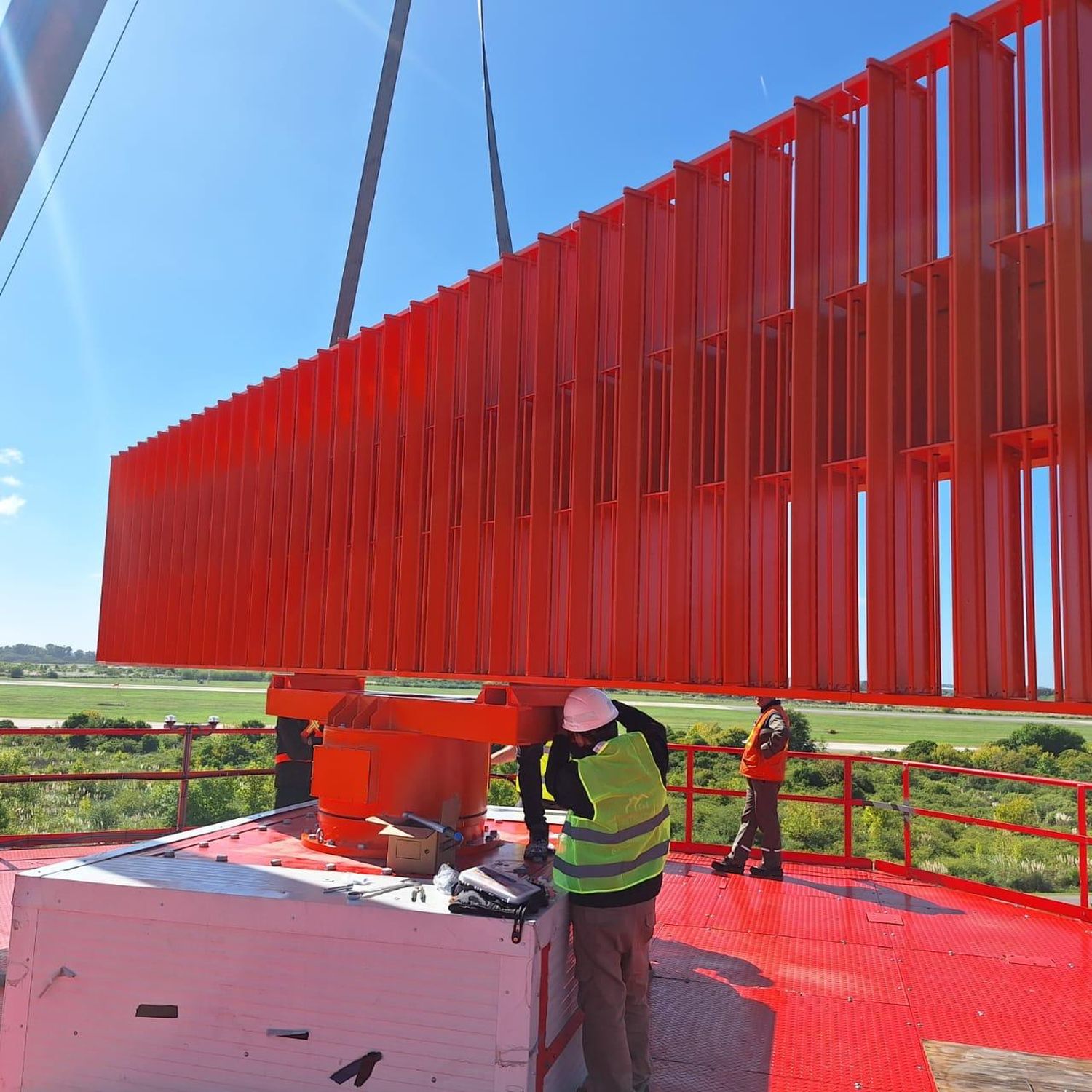 EANA - Montaje del nuevo radar secundario del aeropuerto de Ezeiza