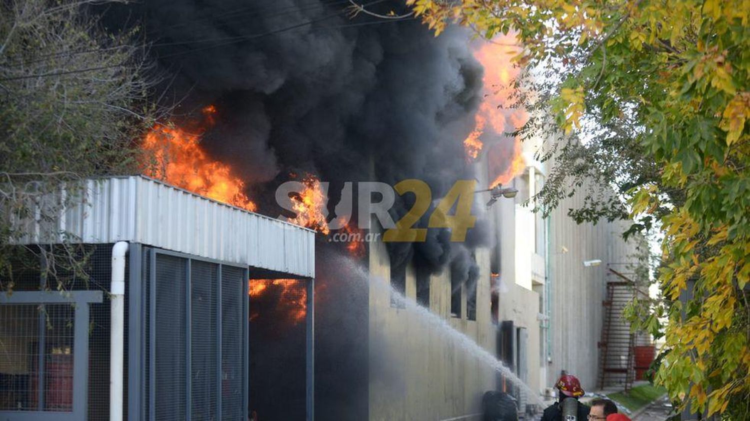 Impresionante incendio en una fábrica de motos en Córdoba