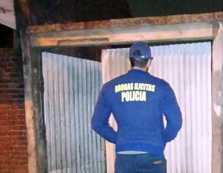 Oficial frente a un inmueble allanado en la madrugada de hoy