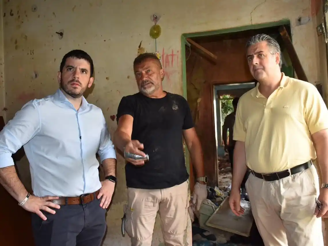 El ministro Cococcioni junto al intendente Chiarella, en el inmueble que luego fue derribado.