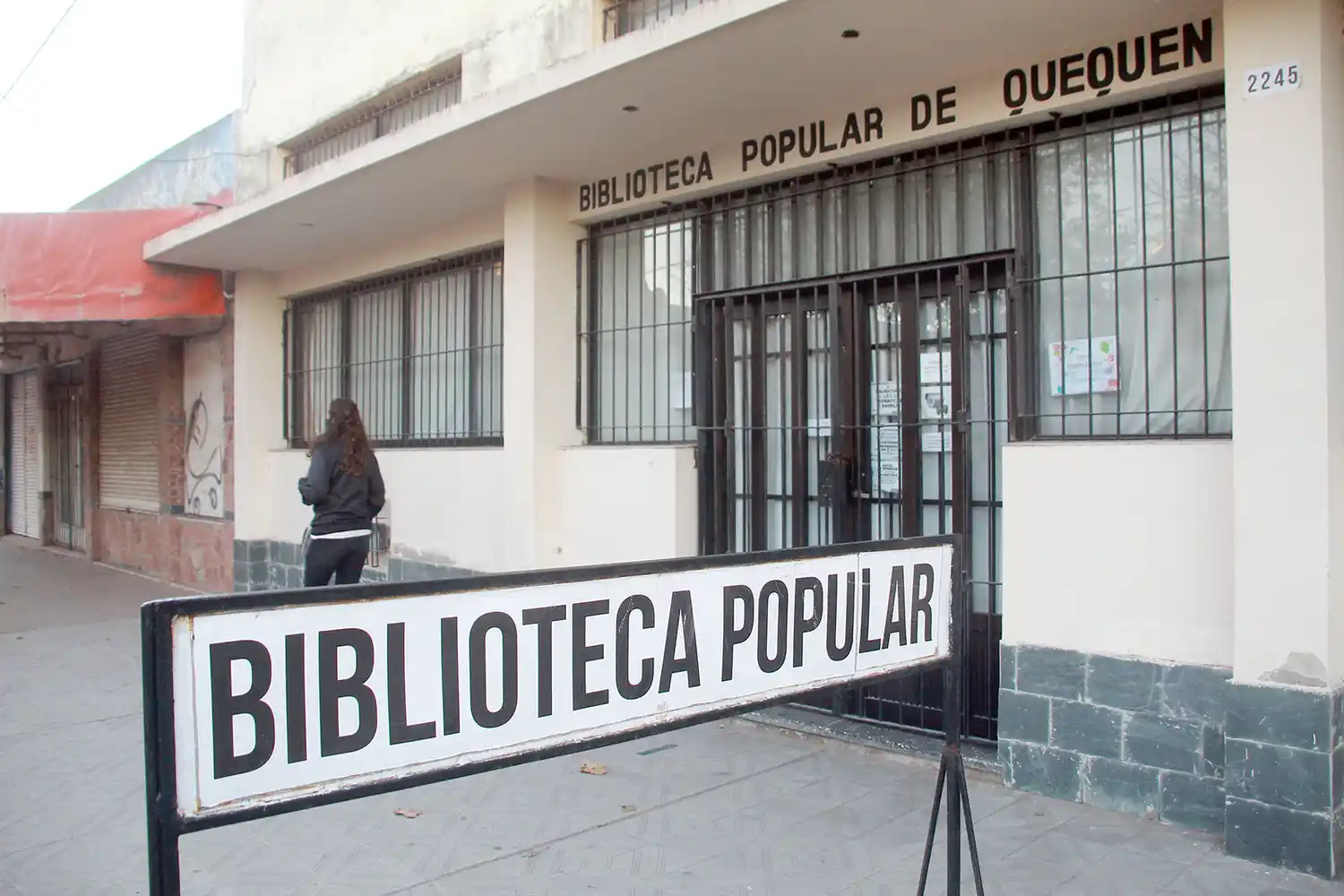 Biblioteca de Quequén. Funciona en calle 519 Nº 2245 y busca permanecer en funcionamiento