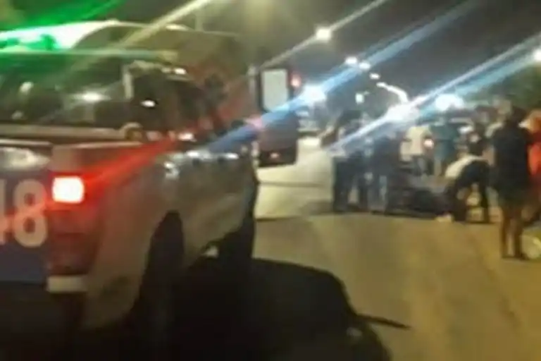 Arrastró más de cien metros con el auto a su pareja: "La mujer venía colgando"