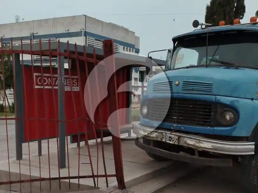 El camión golpeó la garita