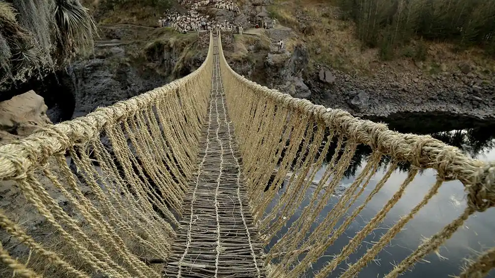 Por falta de mantenimiento durante la pandemia, cayó un puente del imperio Inca en Perú