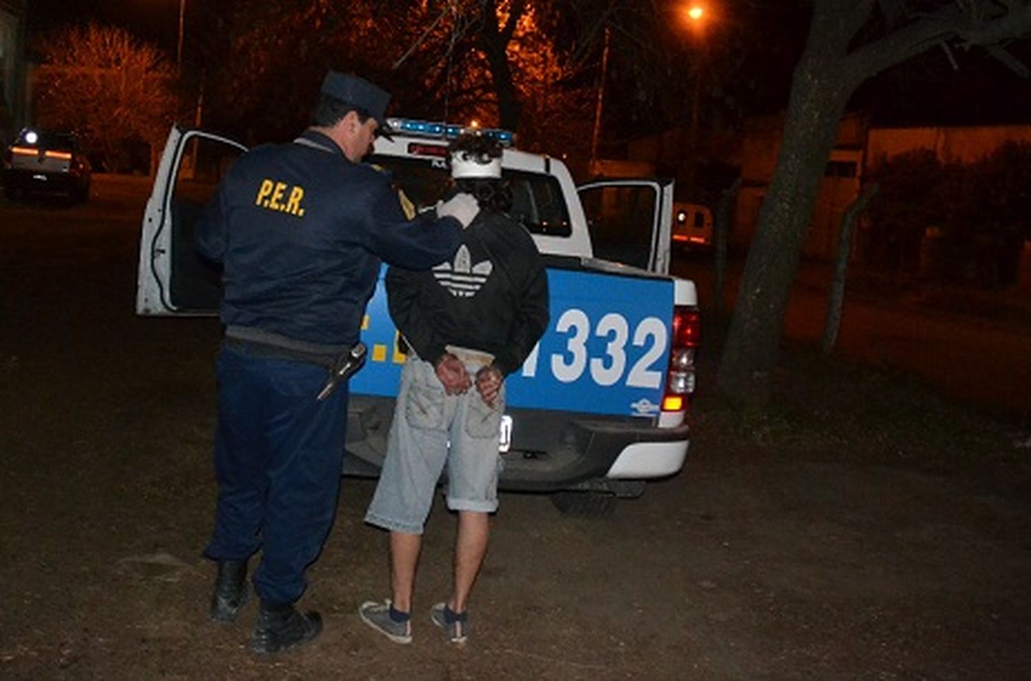 Robaba un stereo y fue reducido de un piedrazo en la cabeza