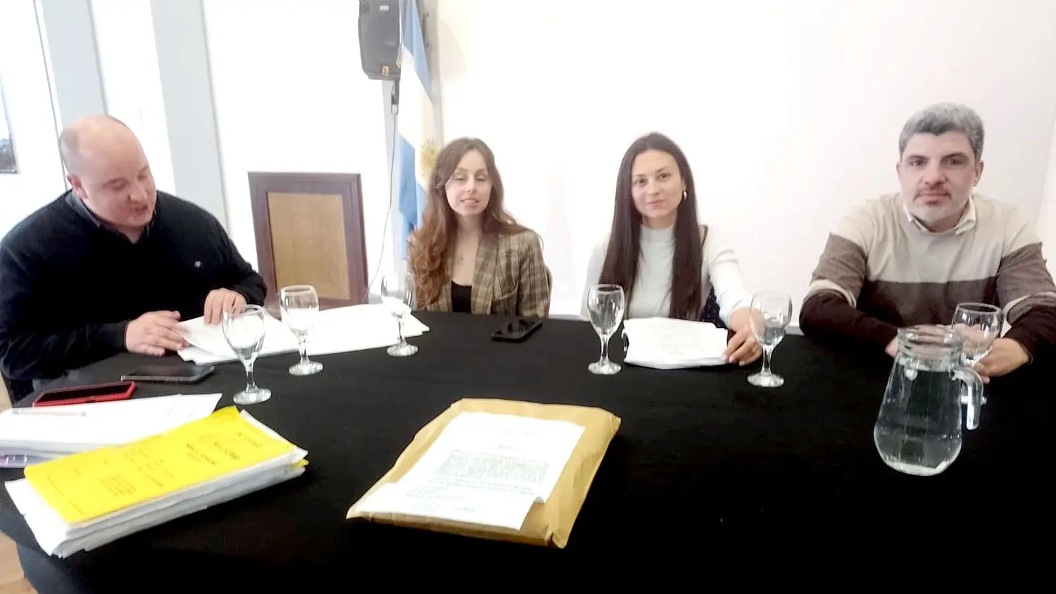 Una sola propuesta. Parte de la comisión evaluadora antes del inicio del acto