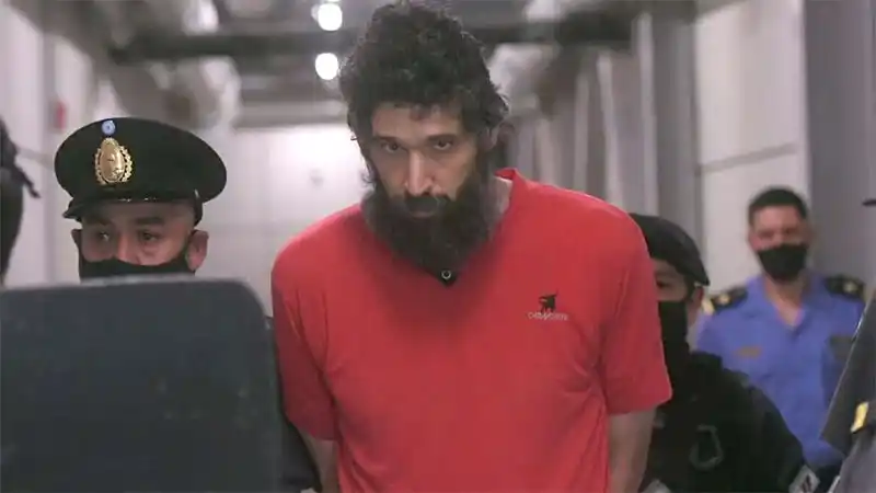 El "hombre gato" mató a su madre y a su tía: desalojaron la sala porque no para de maullar