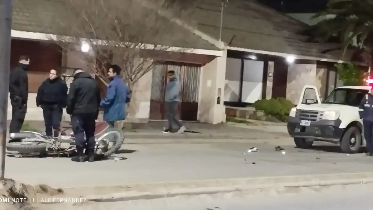 Fuerte colisión. Entre la motocicleta y un auto, en plena avenida 75