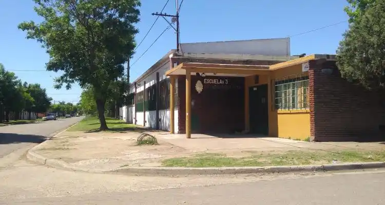 Estudiante golpeó a una compañera a la salida de la escuela y la lesionó en su cabeza