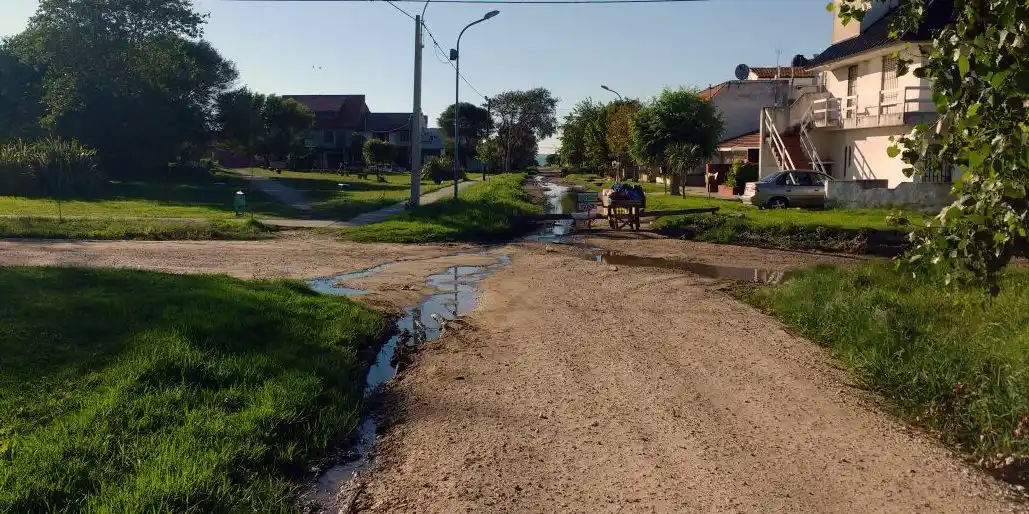 Por los pozos que no se arreglan, vecinos de Faro Norte cortan las calles