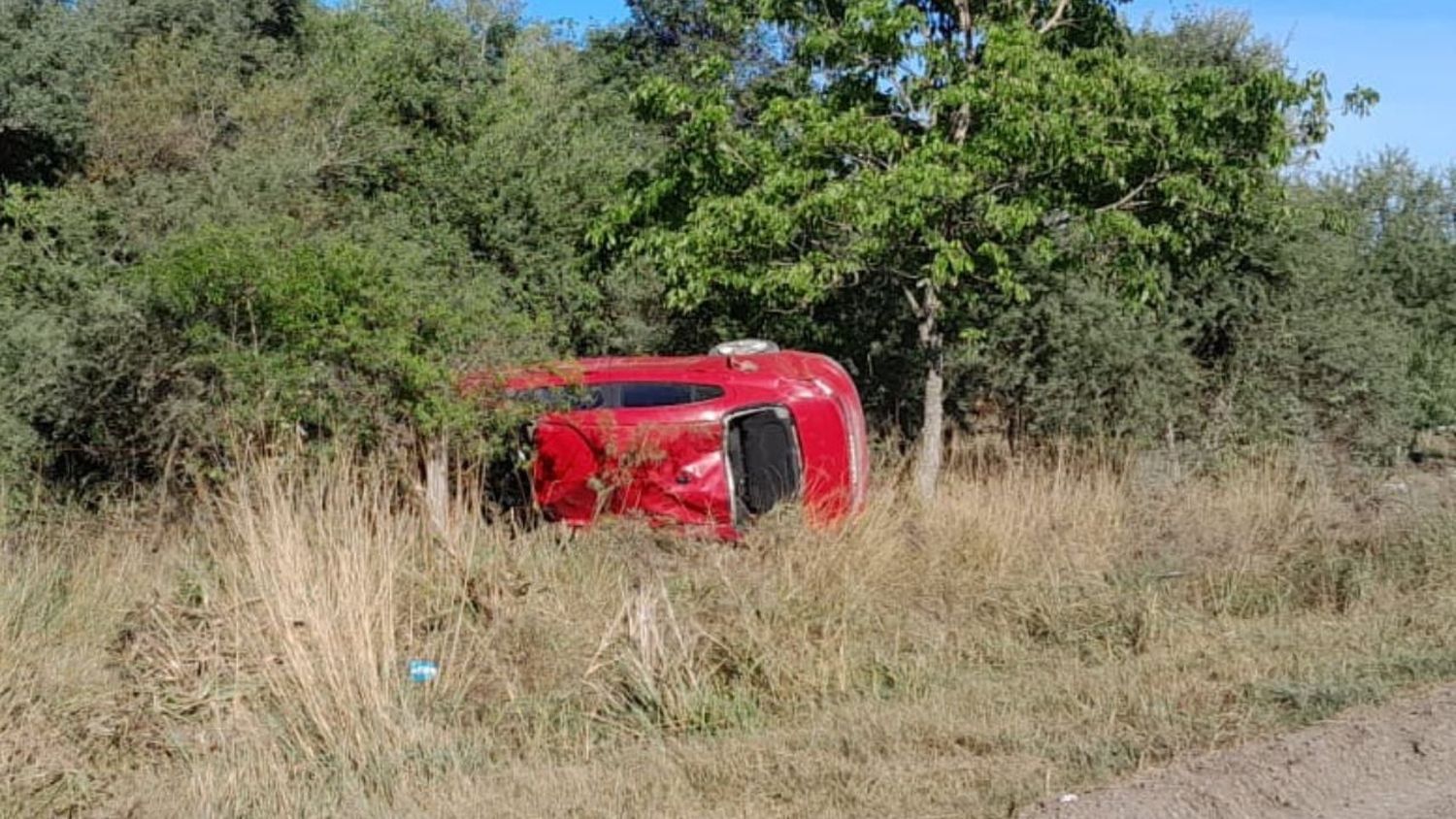 Un auto volcó en el ingreso a Moussy 