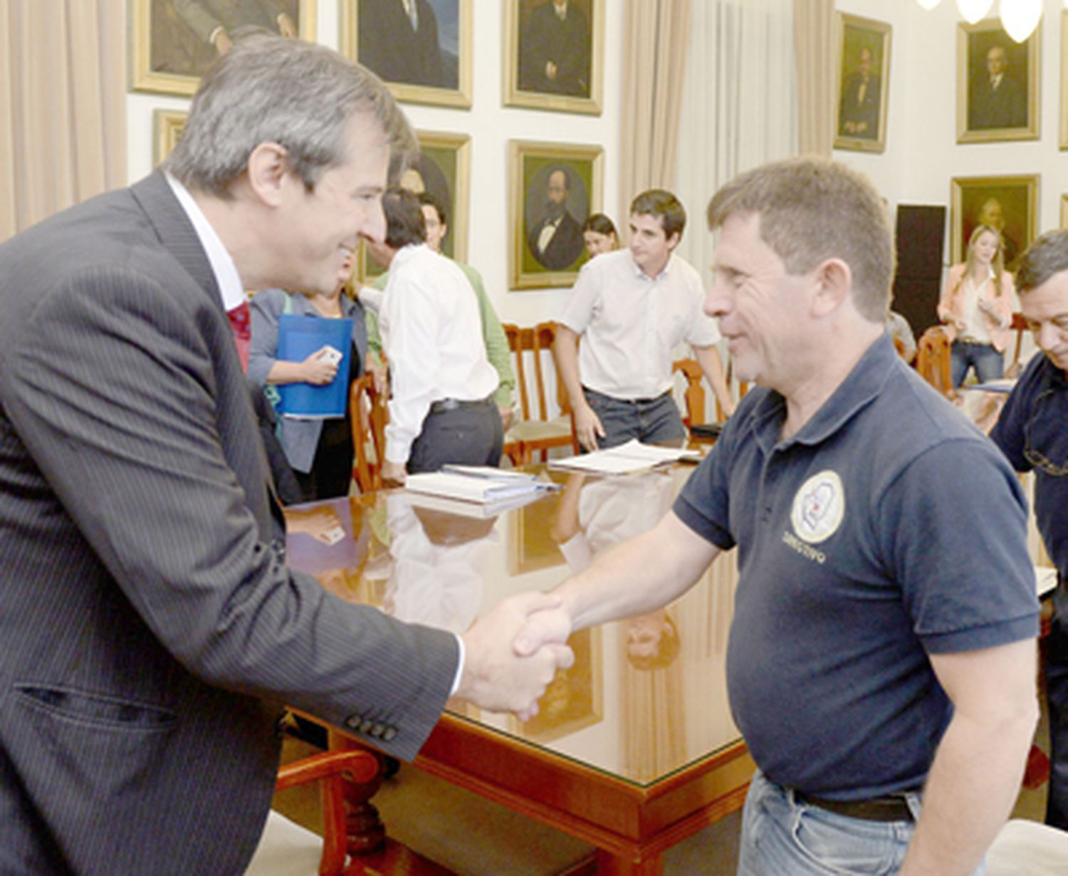 Concretan soluciones para los bomberos tras 25 años de reclamos 