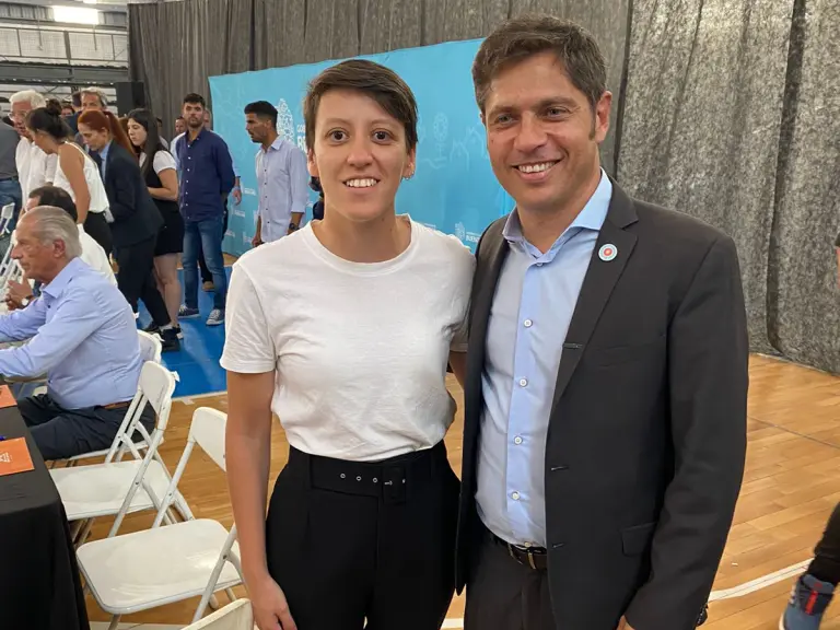 La intendente chavense Lucía Gómez junto al gobarnador, Axel Kicillof, durante un encuentro compartido en Monte Hermoso en 2024