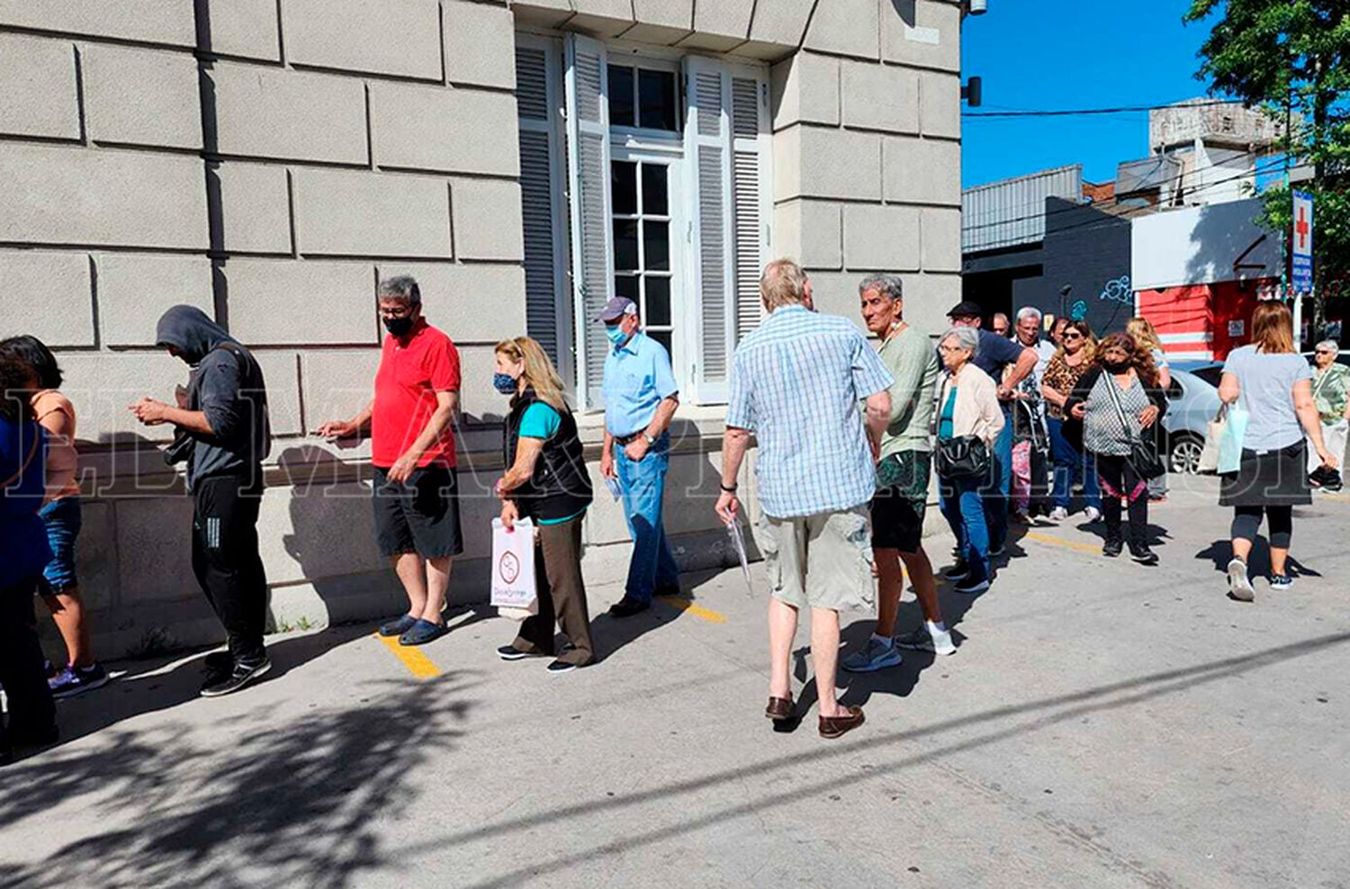 Filas de 100 metros para vacunarse contra el Covid en los centros de salud