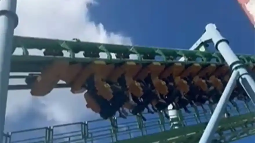 Montaña rusa del Parque de la Costa presentó fallas.