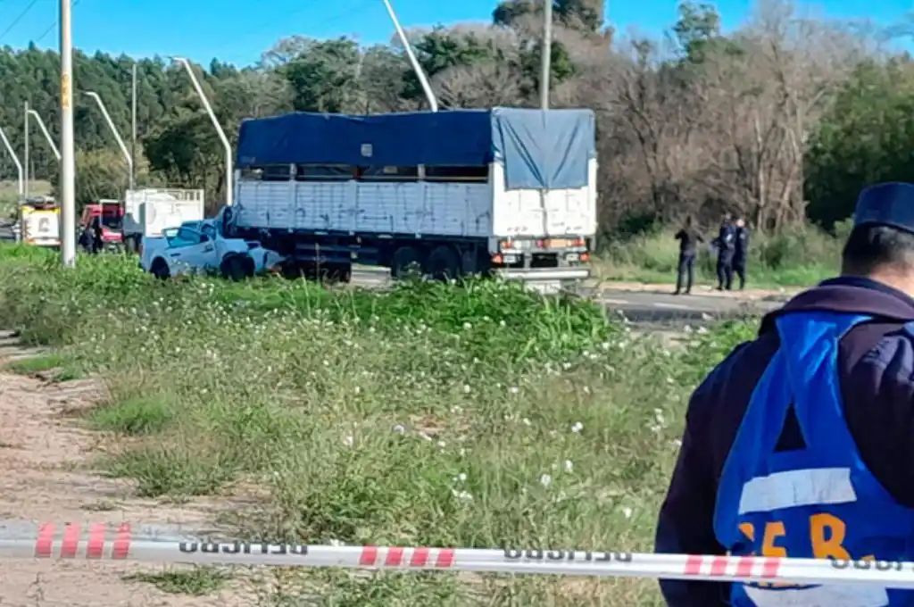Fatalidad en Concordia: un automovilista chocó contra un acoplado que se desprendió de un camión y murió