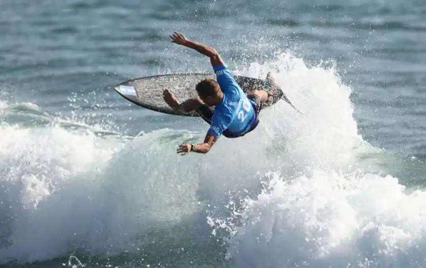 Surf: Lele Usuna avanzó pero deberá pelearla en el repechaje