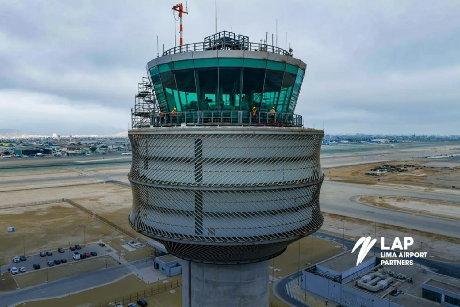 Con una grúa gigante cambiaron los vidrios de la torre de control del aeropuerto de Lima