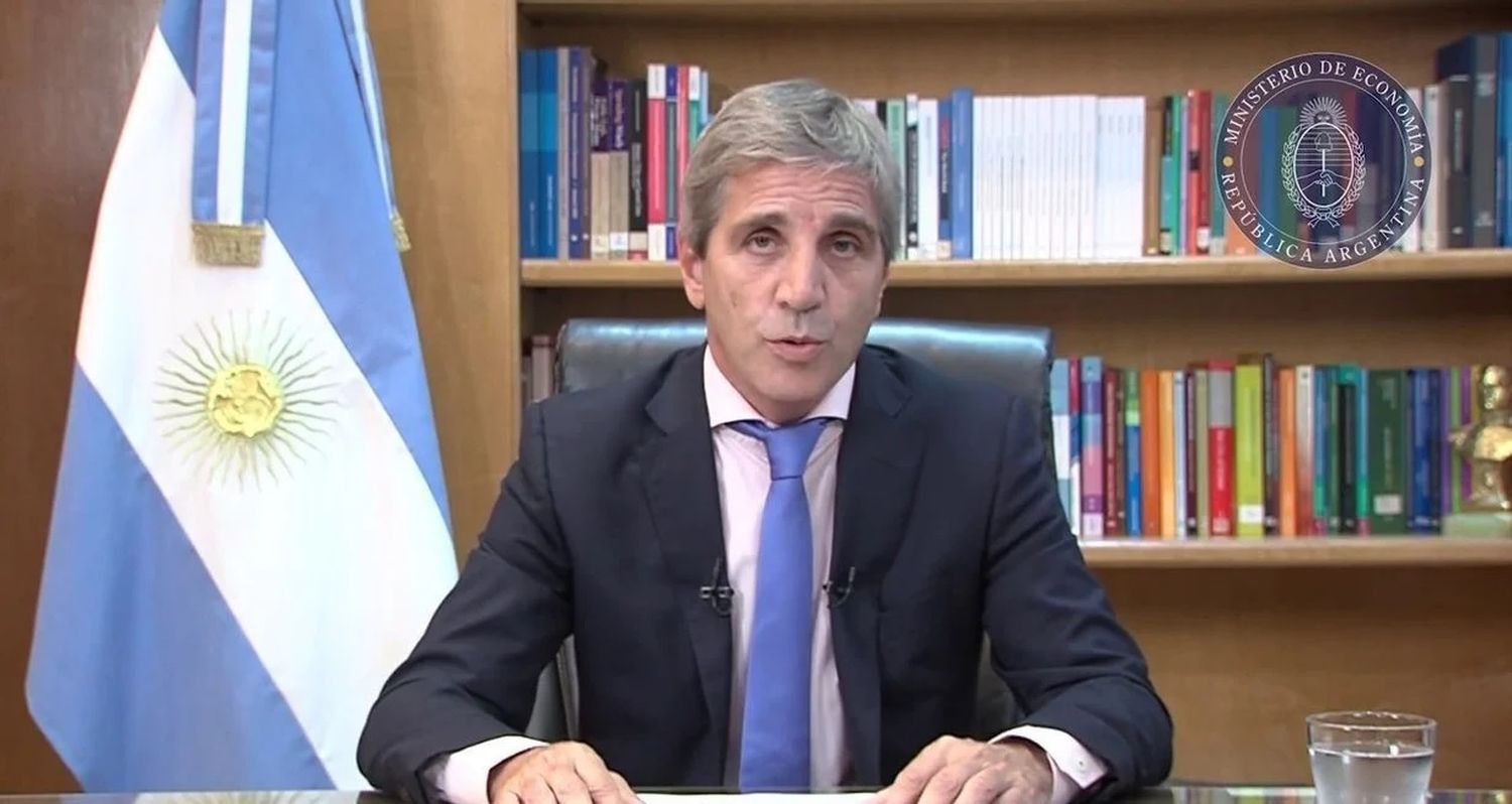 El ministro Luis Caputo durante el anuncio de las medidas.