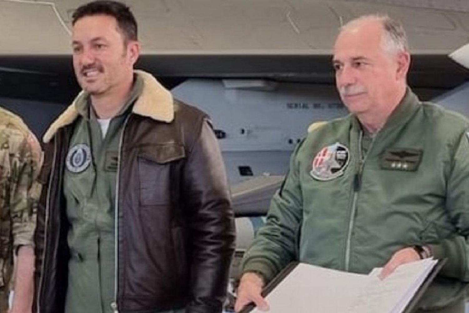 Echaron al jefe de la Fuerza Aérea por uso de aviones y acoso sexual