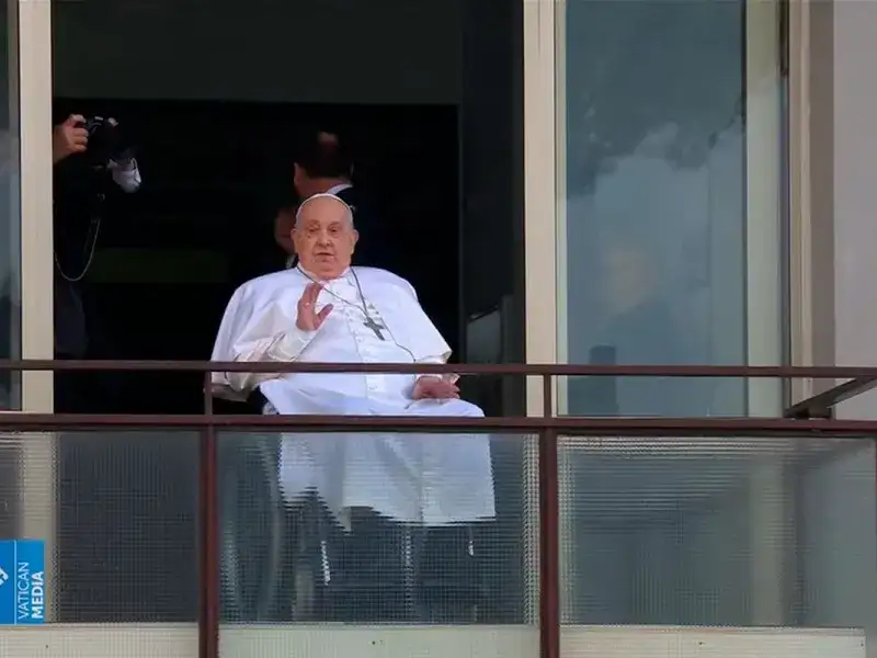 "¡Gracias a todos!": El papa Francisco fue dado de alta y trasladado a Santa Marta