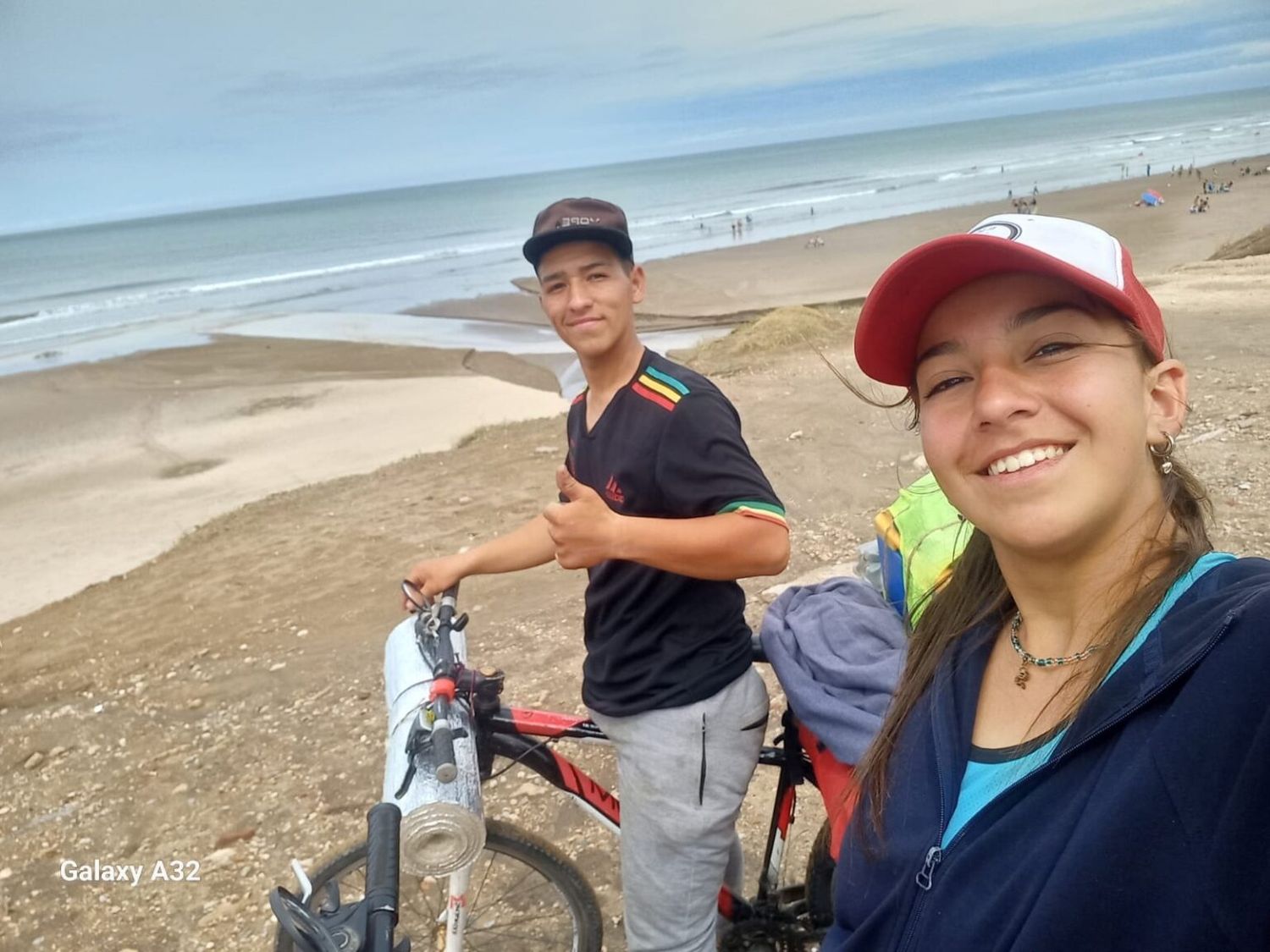 Los jóvenes en la playa