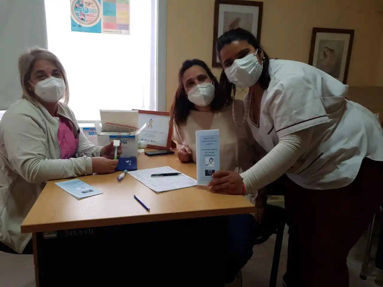 Reparten kits gratuitos en Rufino para prevenir el cáncer de colon