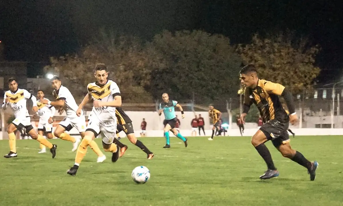 Quimey Marín, en el empate sin goles de la primera rueda entre Santamarina y Olimpo. (Foto de Mauro Piñero).