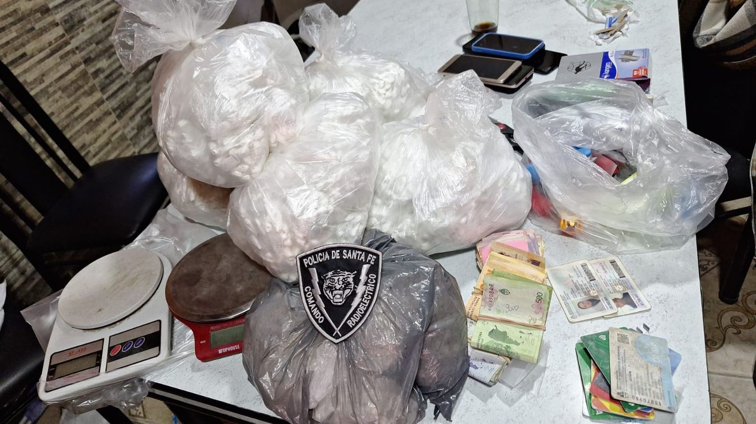 Detuvieron a ocho sujetos con 7 kilos de cocaína que se tirotearon con la Policía