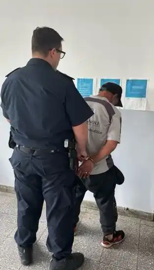 Aprehendieron a un hombre que arrebató una riñonera e intentó escapar