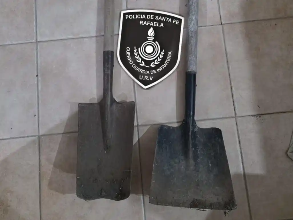Caminando con "tranquilidad" con dos palas aparentemente robadas: ¿eran para trabajar?