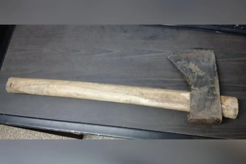 Hacha secuestrada.