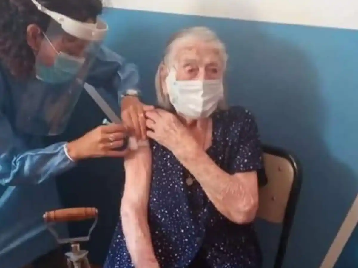 Doña Catalina, la mujer con 104 años vacunada en La Paquita