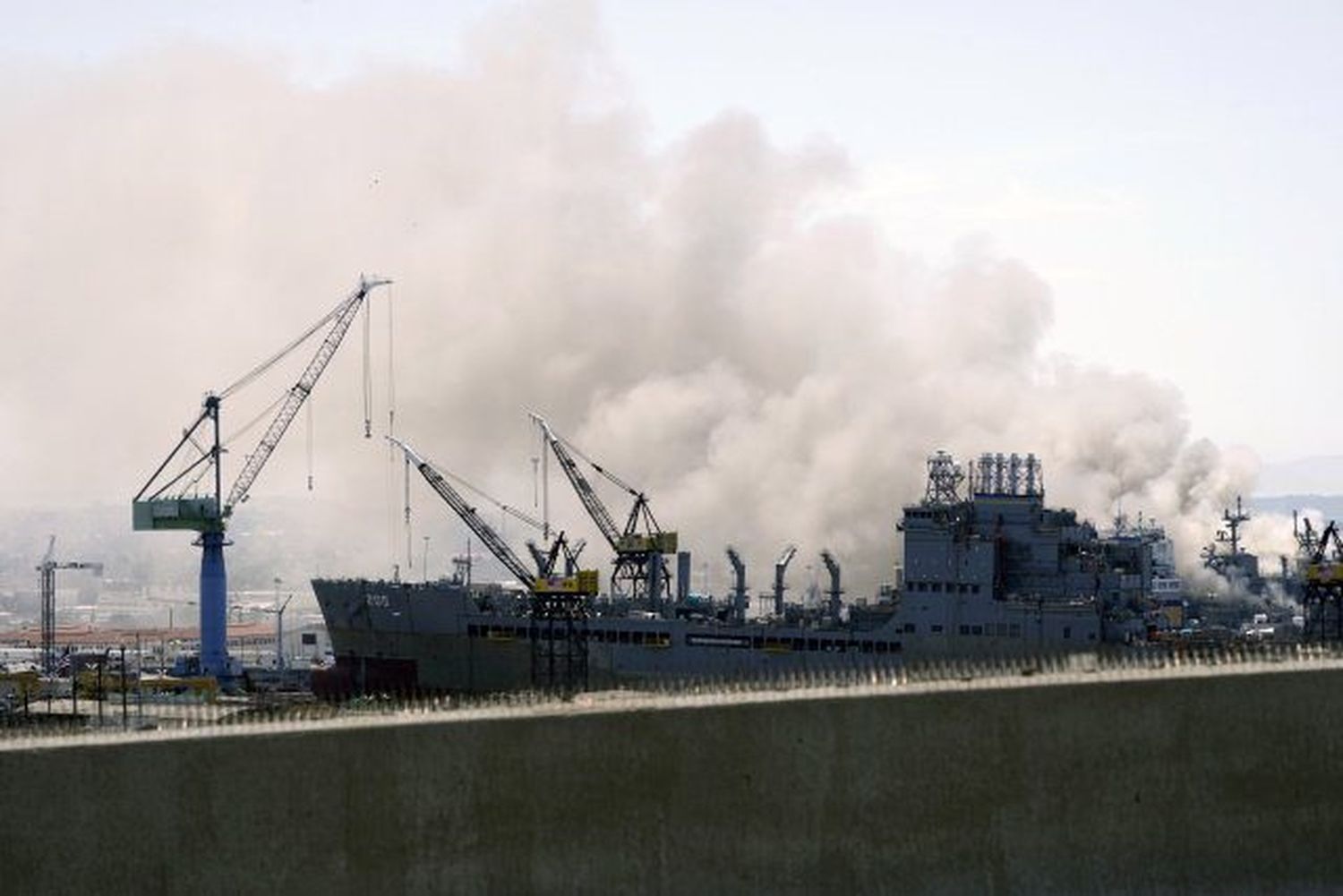Explosión en  barco de la marina de EE.UU. en California