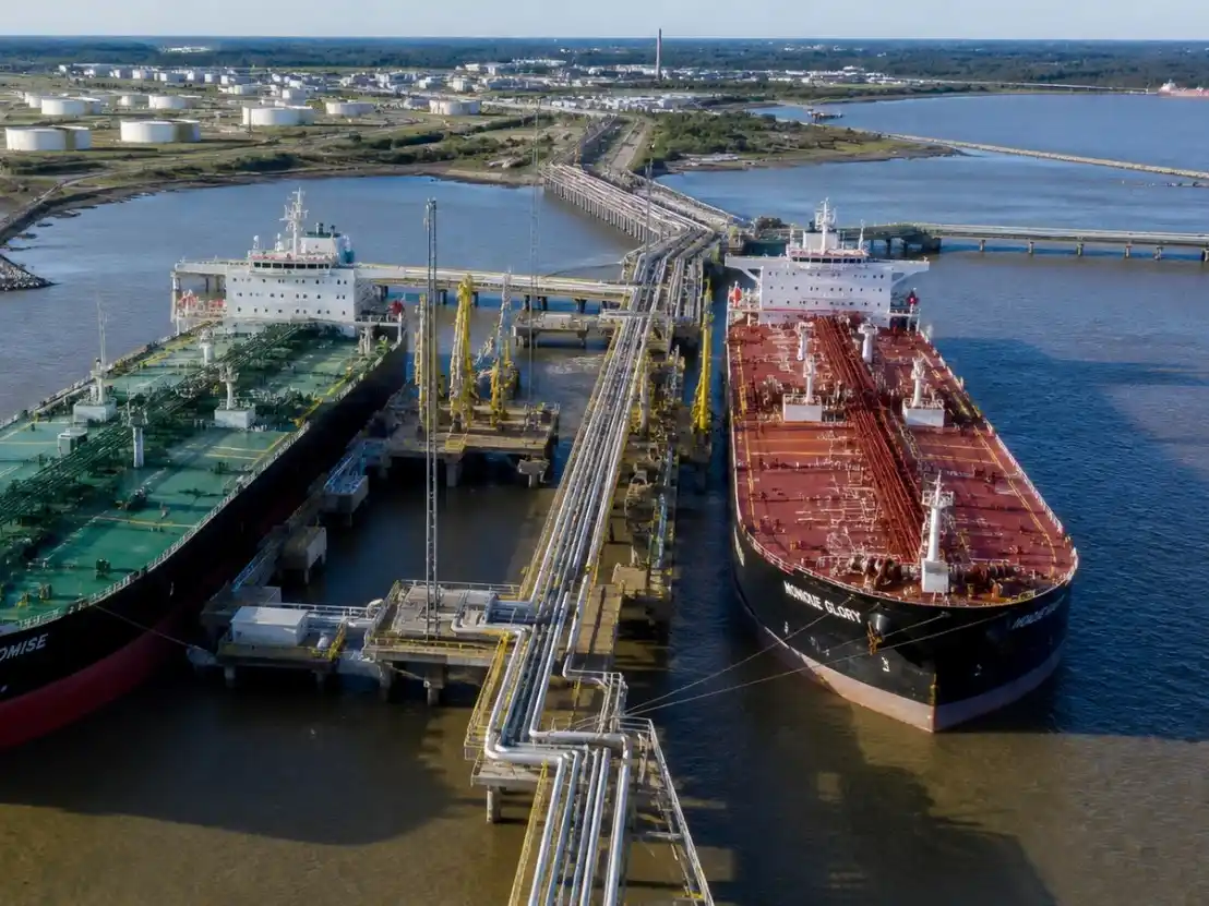 Dos buques petroleros operan en simultáneo en Puerto Rosales, en una maniobra inédita que refleja el salto en la capacidad exportadora del crudo argentino rumbo a Estados Unidos. Foto: IA