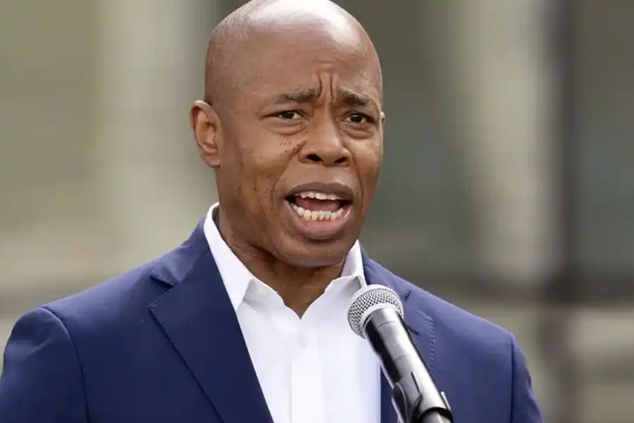 Nueva York repartirá folletos a migrantes en la frontera para que vayan a otras ciudades del país