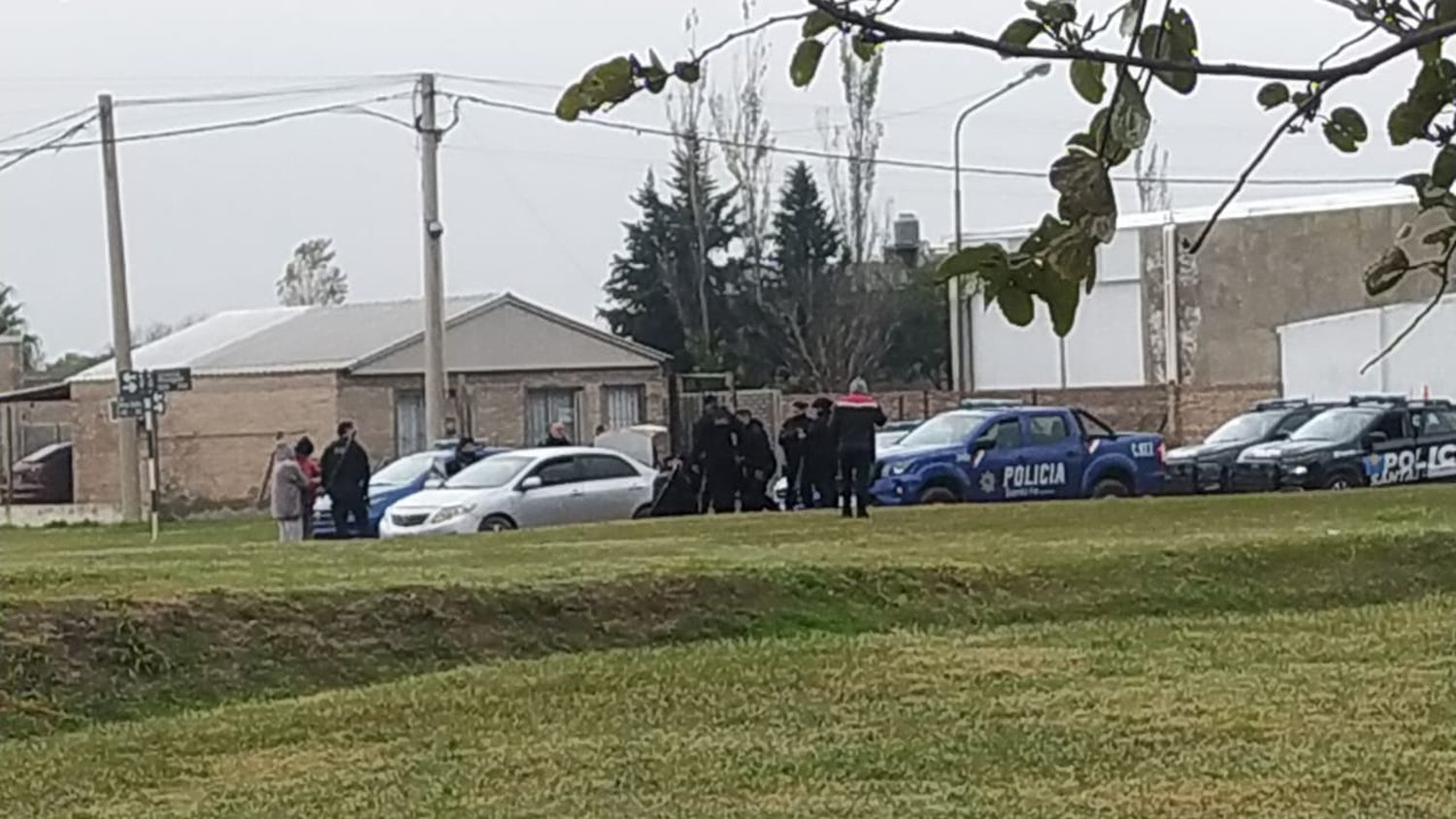 Intensa persecución en barrio Mora: los ocupantes del vehículo efectuaron varios disparos