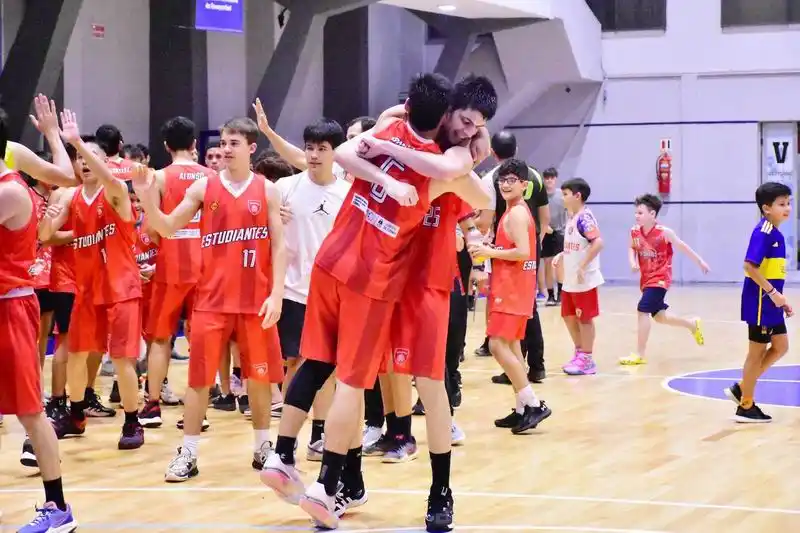 Estudiantes dejó sin invicto
a Sol con Roldán como héroe