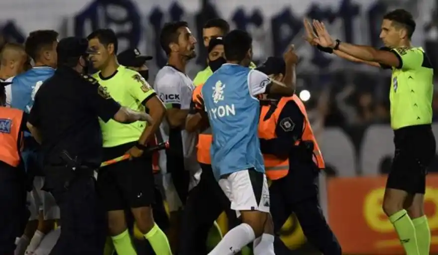Lamolina cobró mal un penal que fue decisivo para la serie semifinal.